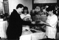 Mayor
Nachman Presents First Prize to Yafit Mizrachi